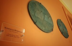 Cagliari, 2 bassorilievi di Ottonello all’ingresso della Galleria Comunale