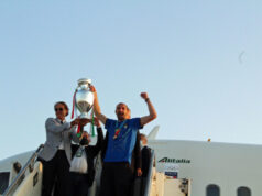 Calcio: gli Azzurri arrivano a Roma, Chiellini mostra la Coppa ai tifosi