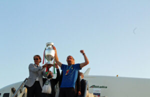 Calcio: gli Azzurri arrivano a Roma, Chiellini mostra la Coppa ai tifosi