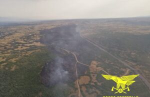 Venti roghi bruciano l’Isola: a Ghilarza in azione elicotteri e Canadair
