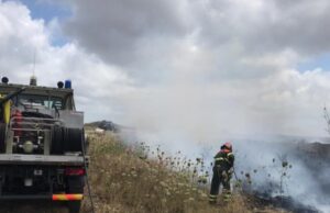 Vasto incendio a Bonarcado: in azione un elicottero