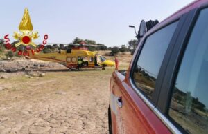 Si siede sul bagagliaio, ma l’auto si muove e lo travolge: ferito un 65enne