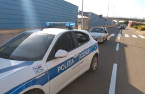 Cagliari, non si ferma all’Alt della Polizia: auto e patente ritirati