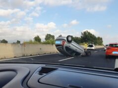 Oristano, auto si ribalta sulla statale 131 direzione Cagliari