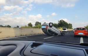 Oristano, auto si ribalta sulla statale 131 direzione Cagliari