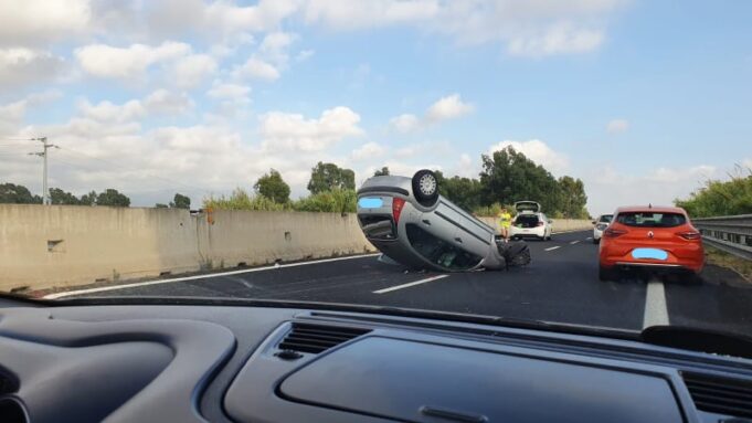 Oristano, auto si ribalta sulla statale 131 direzione Cagliari