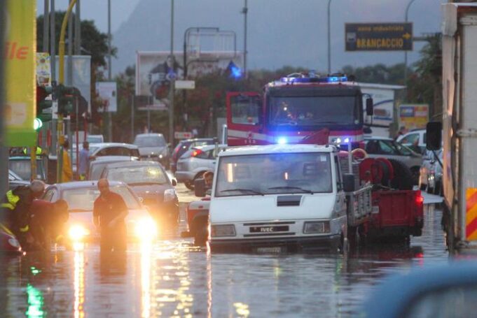 Violento nubifragio si abbatte su Palermo, strade allagate