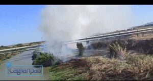 Vasto incendio a Assemini: in azione un elicottero