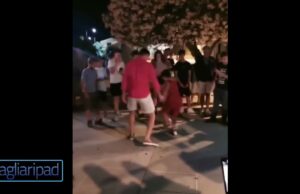 Calcio: Lewandowski in Sardegna, partitella in piazza con dei bambini