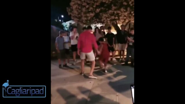 Calcio: Lewandowski in Sardegna, partitella in piazza con dei bambini