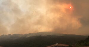 L’Isola brucia, “è un disastro”: paura a Santu Lussurgiu, Cuglieri, Arzana e Cabras