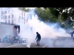 Violente proteste contro l’obbligo vaccini e il green pass a Parigi