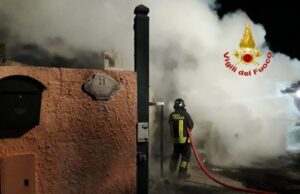Decimomannu: autocarro in fiamme durante la notte