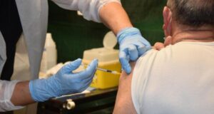 Vaccini, aprono gli hub per chi non si è ancora vaccinato (senza prenotazione)