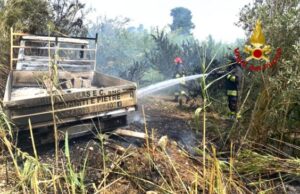 San Sperate: autocarro in fiamme, brucia anche la vegetazione