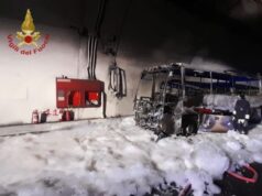 Lecco, autobus in fiamme: a bordo c’erano 25 bambini