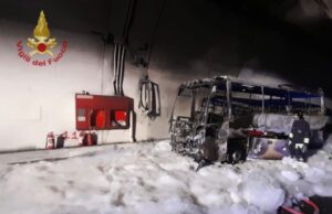 Lecco, autobus in fiamme: a bordo c’erano 25 bambini