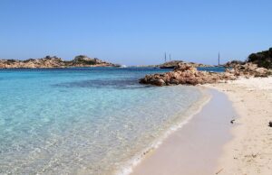 Budelli, finalmente arrivano le telecamere per proteggere la spiaggia rosa