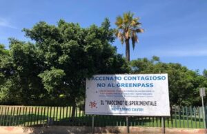 Cartelloni pubblicitari novax a Cagliari: polemica a distanza tra Murgia e Truzzu