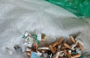 Poetto: sono tornati gli incivili della cicca ma il mare non è un posacenere