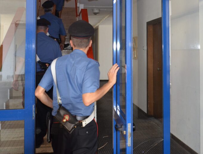 Selargius, aggredisce i genitori e minaccia gli agenti brandendo un paio di forbici