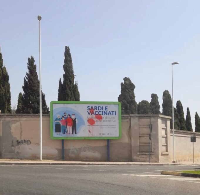 Sardi e vaccinati, vandalizzati i manifesti di sensibilizzazione della Regione