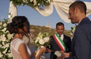 Villasimius, prime nozze celebrate dopo il restyling del faro dell’Isola dei Cavoli