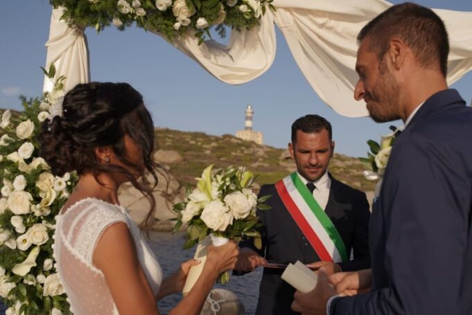 Villasimius, prime nozze celebrate dopo il restyling del faro dell’Isola dei Cavoli