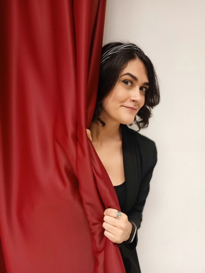 Il Crogiuolo: venerdì Manuela Perria racconta le sue “Storie da ridere”