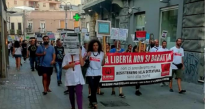 I no vax tornano in piazza contro l’obbligo vaccinale | In Sardegna proteste in 7 città