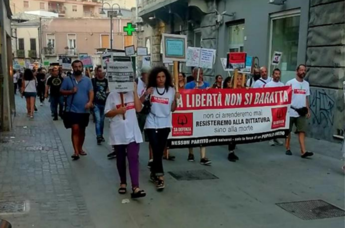 I no vax tornano in piazza contro l’obbligo vaccinale | In Sardegna proteste in 7 città