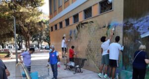 Piazza Giovanni XXIII: i giovani volontari ripuliscono i muri imbrattati della Chiesa