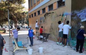 Piazza Giovanni XXIII: i giovani volontari ripuliscono i muri imbrattati della Chiesa