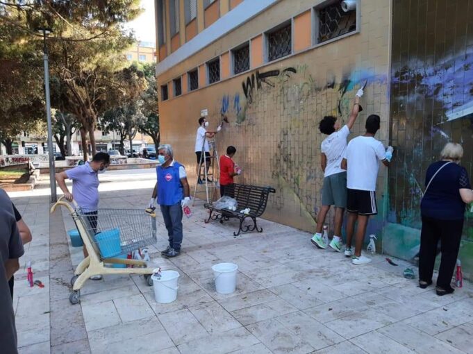 Piazza Giovanni XXIII: i giovani volontari ripuliscono i muri imbrattati della Chiesa