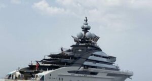 Venti appartamenti vista mare: lo yacht di superlusso avvistato in Sardegna