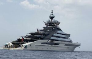 Venti appartamenti vista mare: lo yacht di superlusso avvistato in Sardegna