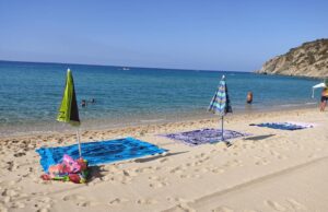 Solanas: dove i geni piazzano ombrelloni, spiaggiole e teli mare dalla notte prima