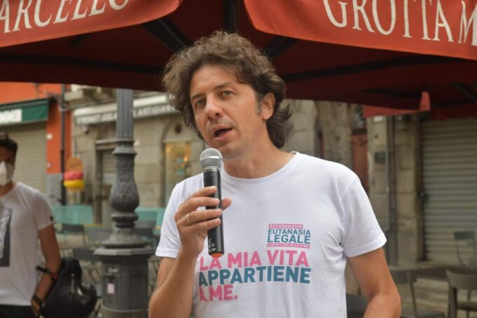 Referendum eutanasia legale, a Cagliari in Piazza Yenne c’è Marco Cappato