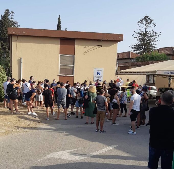 Centro emergenza Covid, in via Romagna è ancora caos