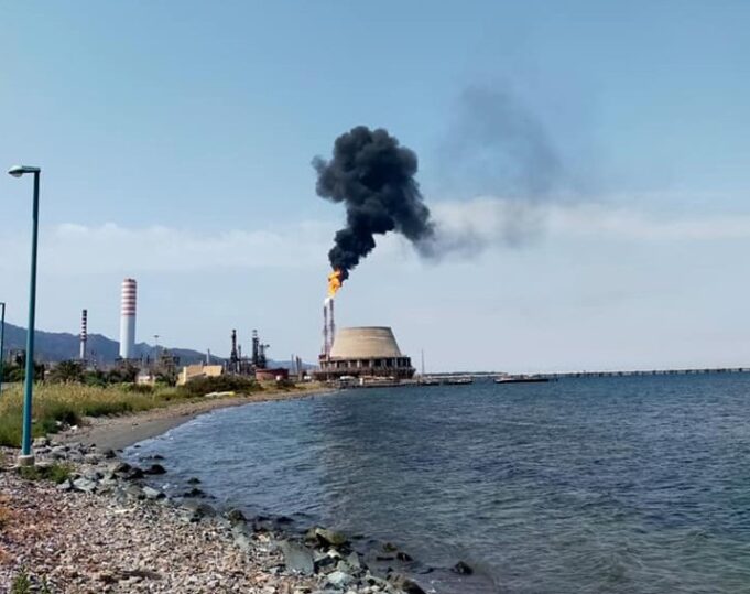 Cortina di fumo nero dall’impianto Saras: l’allarme sui social