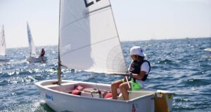 Cagliari capitale della vela giovanile: ottocento ragazzi in gara al Poetto