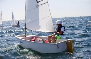 Cagliari capitale della vela giovanile: ottocento ragazzi in gara al Poetto