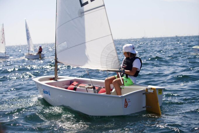 Cagliari capitale della vela giovanile: ottocento ragazzi in gara al Poetto