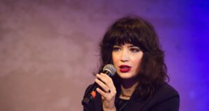 Smartphone a scuola, la filosofa Ilaria Gaspari: “Così si perde curiosità e meraviglia”