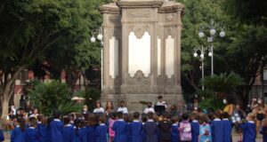 Primaria Satta: al primo giorno di scuola c’è anche il sindaco Truzzu