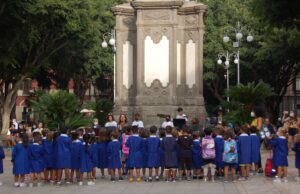 Primaria Satta: al primo giorno di scuola c’è anche il sindaco Truzzu
