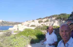 Appello per la bonifica di Cala Mosca: sopralluogo dei consiglieri comunali