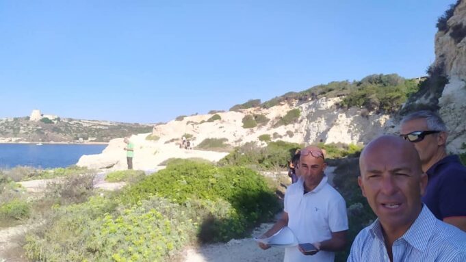 Appello per la bonifica di Cala Mosca: sopralluogo dei consiglieri comunali
