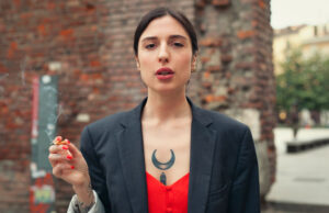 Marina Café Noir, Carlotta Vagnoli conquista tutti con gli “stereotipi di genere”