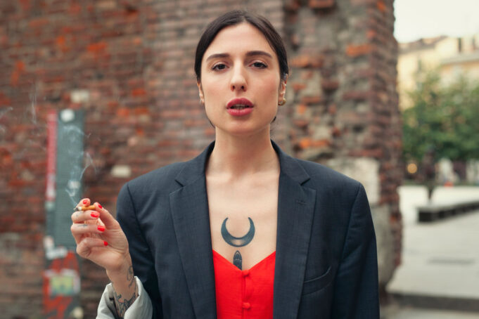 Marina Café Noir, Carlotta Vagnoli conquista tutti con gli “stereotipi di genere”